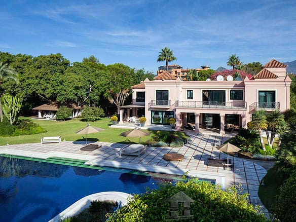 10 Bedroom Villa/House in Estepona 14