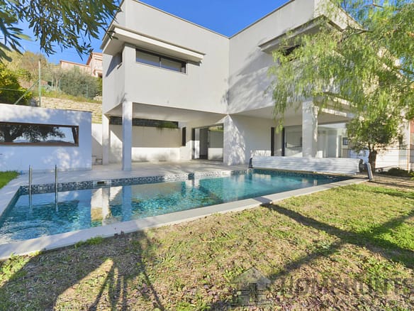 4 Bedroom Villa/House in Grasse 9