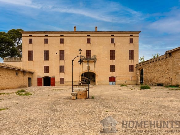 15 Bedroom Villa/House in Establiments 14