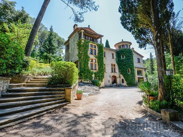 7 Bedroom Castle/Estates in Aix En Provence 36