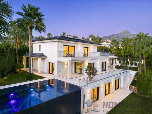 6 Bedroom Villa/House in Nueva Andalucía 26