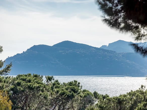 2 Bedroom Apartment in Cannes 24