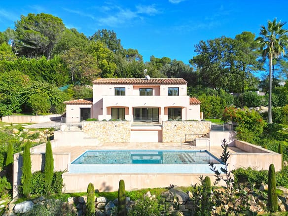 3 Bedroom Villa/House in Roquefort Les Pins 30
