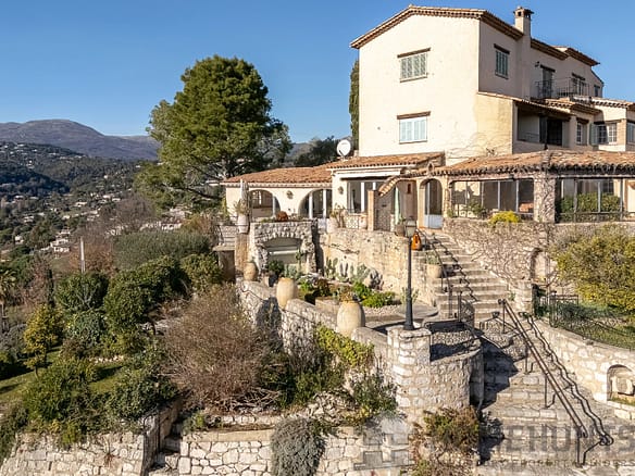 3 Bedroom Apartment in St Paul 3