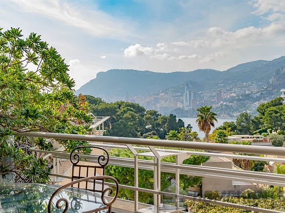 2 Bedroom Apartment in Roquebrune Cap Martin 3