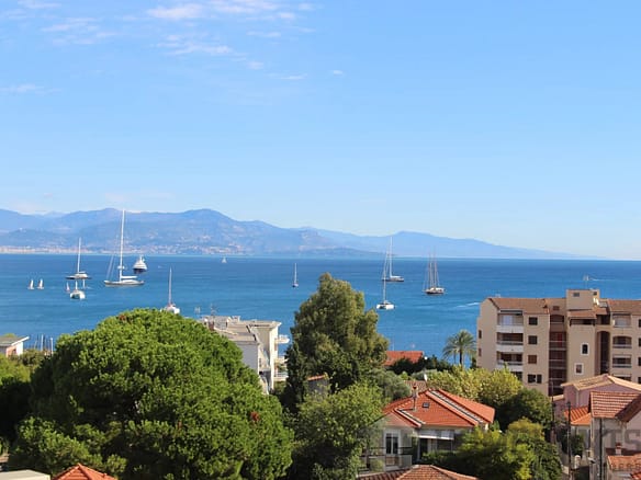 2 Bedroom Apartment in Antibes 5