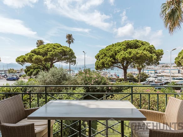 2 Bedroom Apartment in Cannes 3