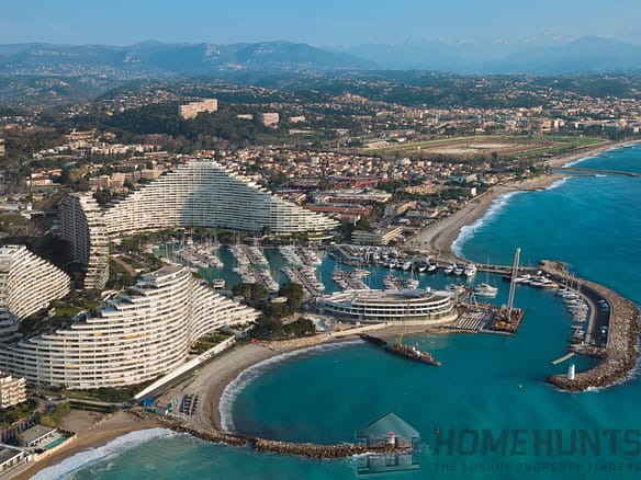 2 Bedroom Apartment in Villeneuve Loubet 12