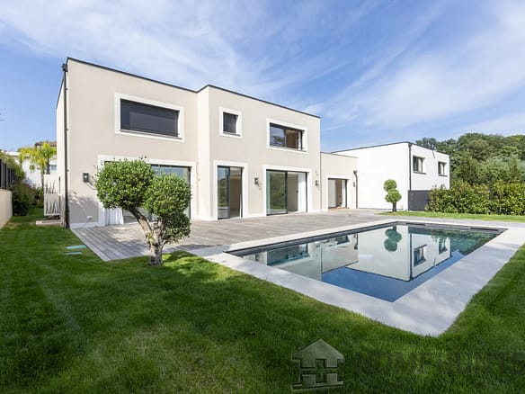 4 Bedroom Villa/House in Valbonne 10