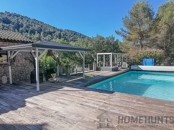 5 Bedroom Villa/House in Auriol 22