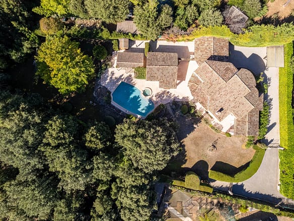 4 Bedroom Villa/House in Roquefort Les Pins 9