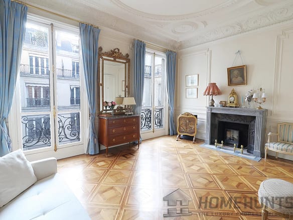 2 Bedroom Apartment in Paris 8th (Golden Triangle - Parc Monceau) 8