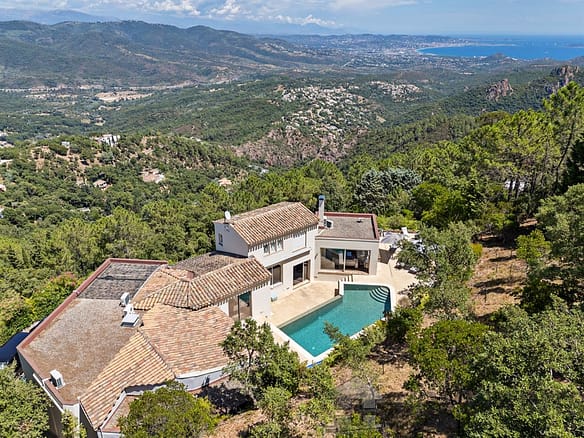 5 Bedroom Villa/House in Les Adrets De L Esterel 7