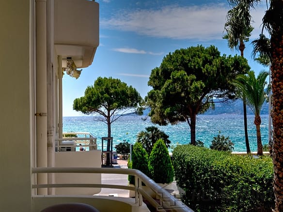 2 Bedroom Apartment in Cannes 7