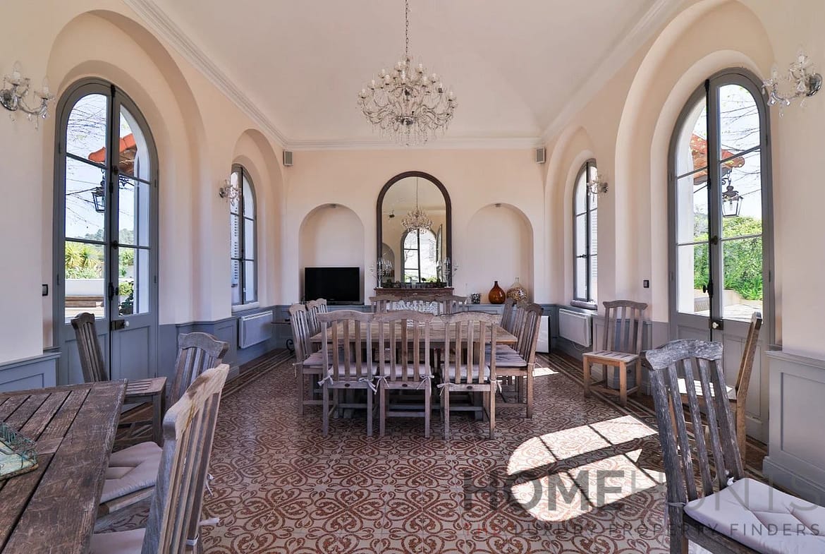 Villa/House For Sale in Toulon HH15027884