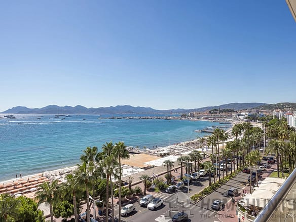 2 Bedroom Apartment in Cannes 9