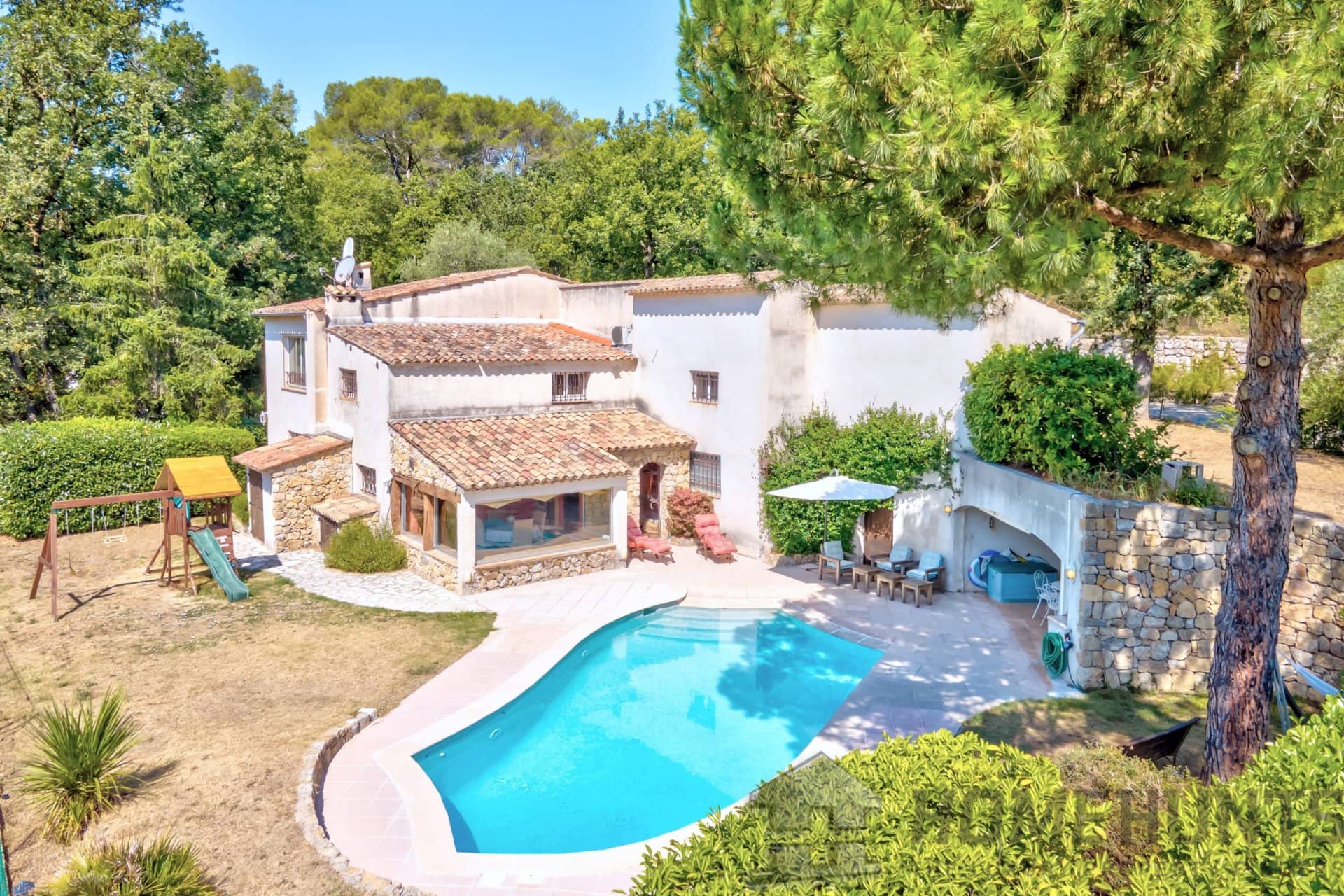 Villa/House For Sale in Chateauneuf Grasse 11