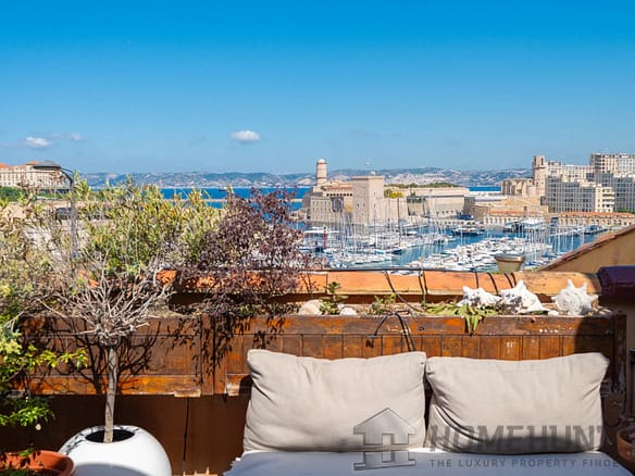 2 Bedroom Apartment in Marseille 5