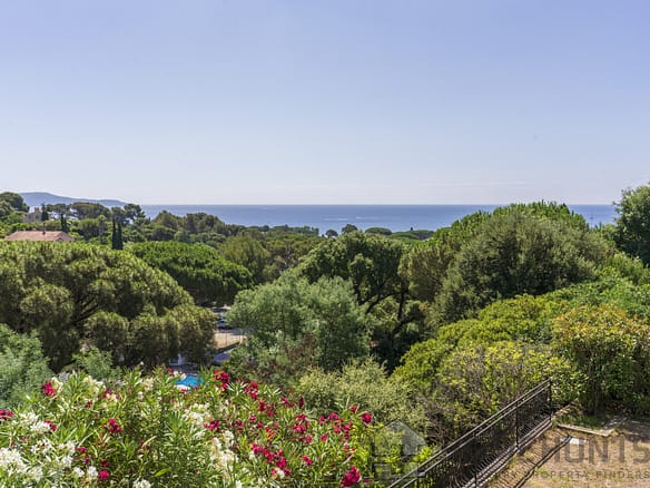 Villa/House For Sale in Cavalaire Sur Mer 24