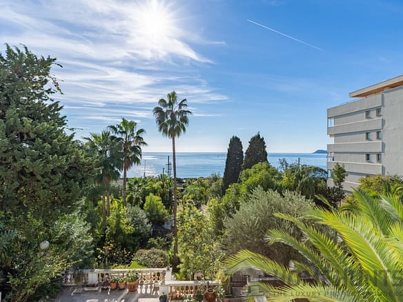 3 Bedroom Apartment in Cannes 6