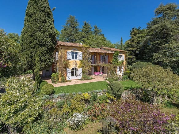 6 Bedroom Villa/House in Chateauneuf Grasse 8
