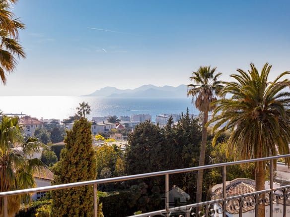 2 Bedroom Apartment in Cannes 22
