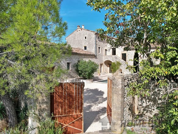 4 Bedroom Apartment in Uzes 7