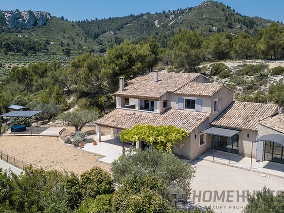 Villa/House For Sale in Les Baux De Provence 13