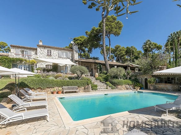 Villa/House For Sale in Antibes 9