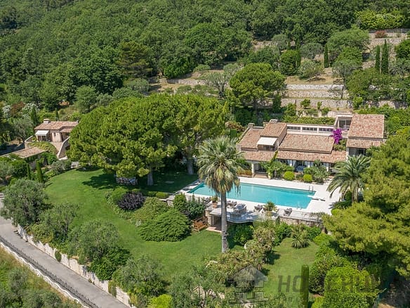 Villa/House For Sale in Vence 11