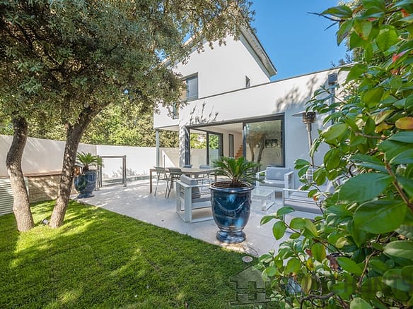 Villa/House For Sale in Venelles 13