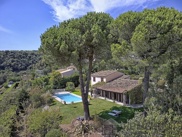Villa/House For Sale in Vence 11