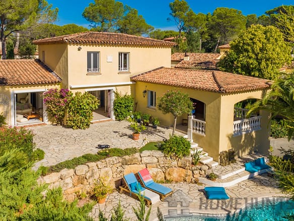 Villa/House For Sale in St Raphael 9