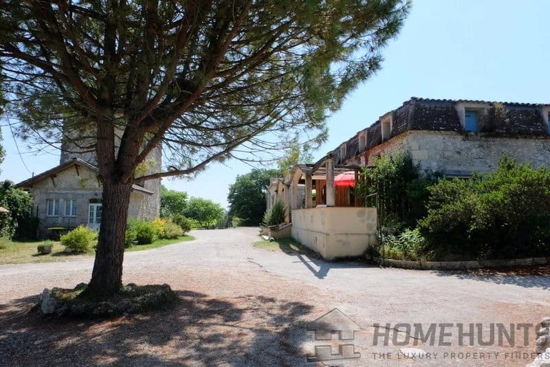 Hotels/gites For Sale in Tombeboeuf 5